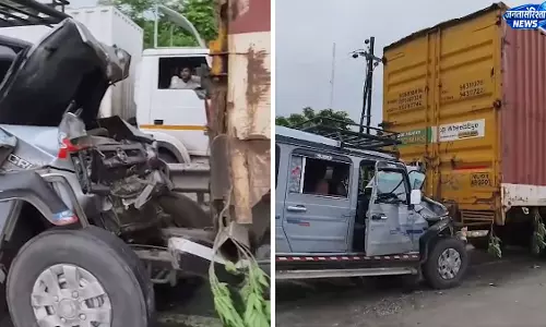 मुंबई-नासिक हाईवे पर भीषण हादसा, खड़े ट्रक से टकराई जीप; आठ घायल मुंबई-नासिक हाईवे पर भीषण हादसा, खड़े ट्रक से टकराई जीप; आठ घायल