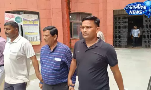 सेवानिवृत्ति से एक दिन पहले नगर निगम के कार्यपालन यंत्री रिश्वत लेते गिरफ्तार सेवानिवृत्ति से एक दिन पहले नगर निगम के कार्यपालन यंत्री रिश्वत लेते गिरफ्तार
