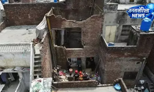 लाहौर में तीन मंजिला इमारत ढही, एक ही परिवार के 11 लोगों की मौत लाहौर में तीन मंजिला इमारत ढही, एक ही परिवार के 11 लोगों की मौत