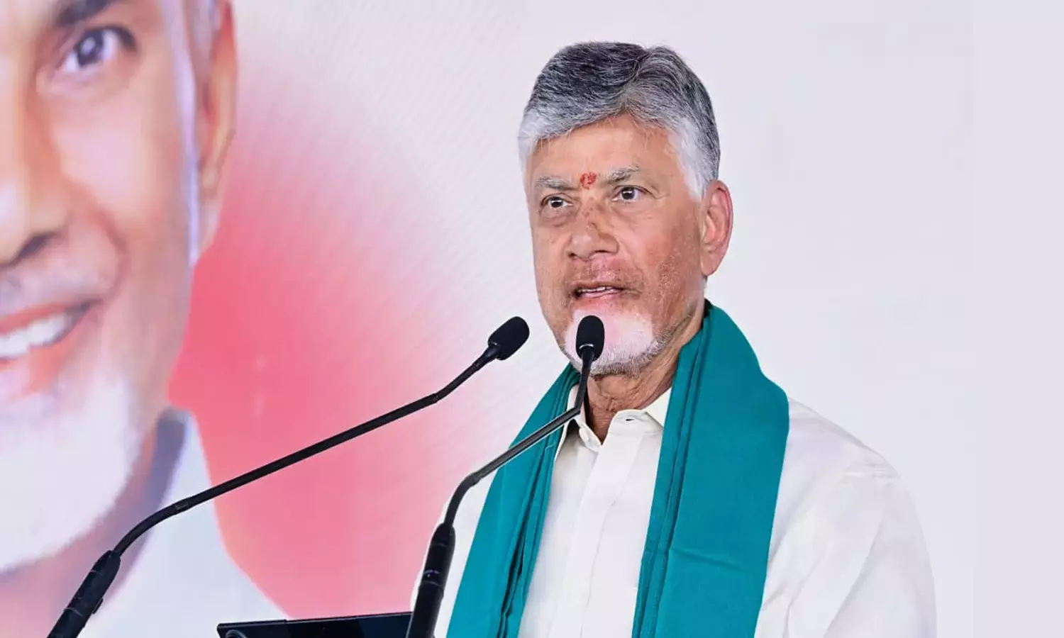 Andhra: नायडू ने जगन की आलोचना की, कहा राजनीति को संस्थानों को मजबूत करना चाहिए, कमजोर नहीं Andhra: नायडू ने जगन की आलोचना की, कहा राजनीति को संस्थानों को मजबूत करना चाहिए, कमजोर नहीं