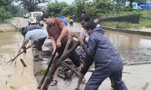 बीजापुर में बाढ़, राहत कार्य में तहसीलदार स्वयं उतर पड़े बीजापुर में बाढ़, राहत कार्य में तहसीलदार स्वयं उतर पड़े