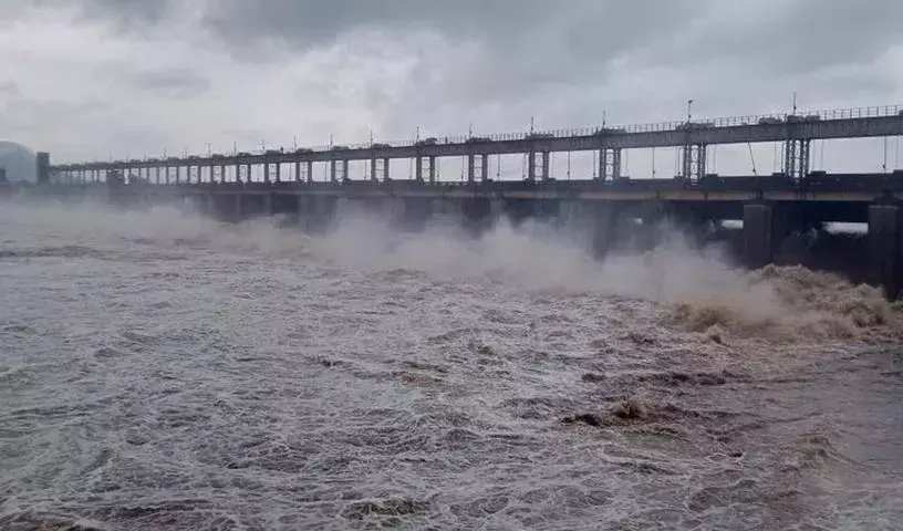 Telangana: तालीपेरु परियोजना के 22 गेटों को उठाने से गोदावरी का स्तर बढ़ा Telangana: तालीपेरु परियोजना के 22 गेटों को उठाने से गोदावरी का स्तर बढ़ा