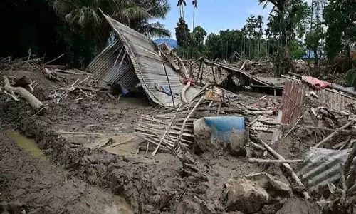 Assam: बाढ़ प्रभावित शिवसागर गांव में गाद के नीचे दो शव मिले Assam: बाढ़ प्रभावित शिवसागर गांव में गाद के नीचे दो शव मिले