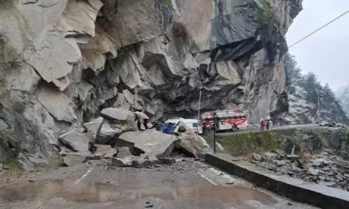 Kargil: अकचमल के पास लैंडस्लाइड, हाईवे पर यातायात ठप