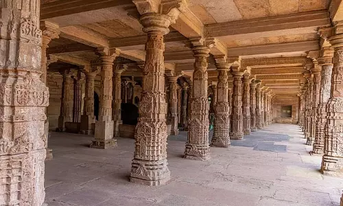 भोजशाला परिसर से सटी दरगाह के पास शुक्रवार की नमाज की अनुमति भोजशाला परिसर से सटी दरगाह के पास शुक्रवार की नमाज की अनुमति
