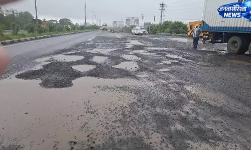 नासिक-मुंबई हाईवे पर गहरे गड्ढों से बढ़ा हादसों का खतरा नासिक-मुंबई हाईवे पर गहरे गड्ढों से बढ़ा हादसों का खतरा
