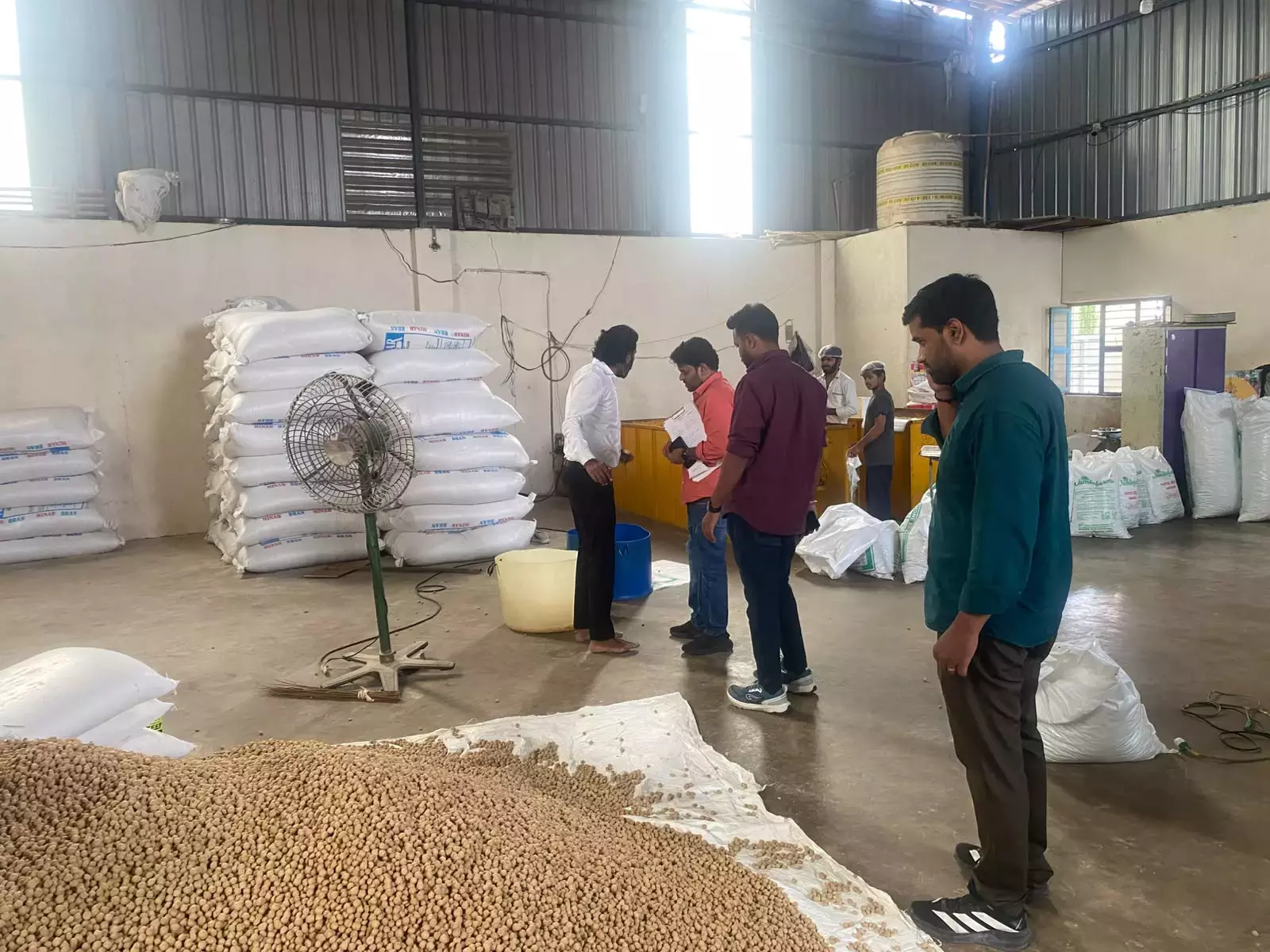 Telangana: एच-फ़ास्ट छापे ने जलपल्ली में सोया चंक्स यूनिट में अस्वास्थ्यकर स्थितियों को उजागर किया Telangana: एच-फ़ास्ट छापे ने जलपल्ली में सोया चंक्स यूनिट में अस्वास्थ्यकर स्थितियों को उजागर किया