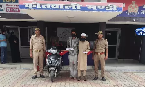 चोरी की स्कूटी और अवैध चाकू के साथ दो शातिर गिरफ्तार चोरी की स्कूटी और अवैध चाकू के साथ दो शातिर गिरफ्तार