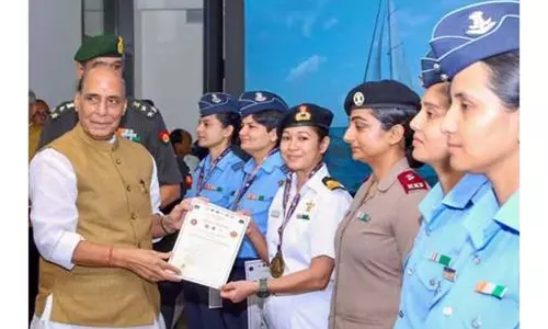 राजनाथ सिंह ने IASV त्रिवेणी की महिला नौसैनिक टीम को किया सम्मानित राजनाथ सिंह ने IASV त्रिवेणी की महिला नौसैनिक टीम को किया सम्मानित
