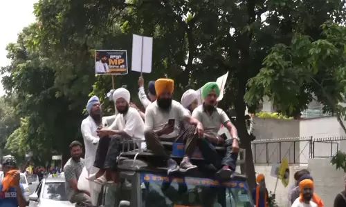 चंडीगढ़ हिंसा मामले में पुलिस की कार्रवाई, वारिस पंजाब दे नेताओं समेत 15 लोगों पर FIR चंडीगढ़ हिंसा मामले में पुलिस की कार्रवाई, वारिस पंजाब दे नेताओं समेत 15 लोगों पर FIR