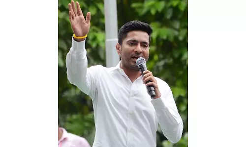 कलकत्ता HC की राहत, TMC सांसद अभिषेक बनर्जी पर 6 अगस्त तक पुलिस कार्रवाई पर रोक कलकत्ता HC की राहत, TMC सांसद अभिषेक बनर्जी पर 6 अगस्त तक पुलिस कार्रवाई पर रोक