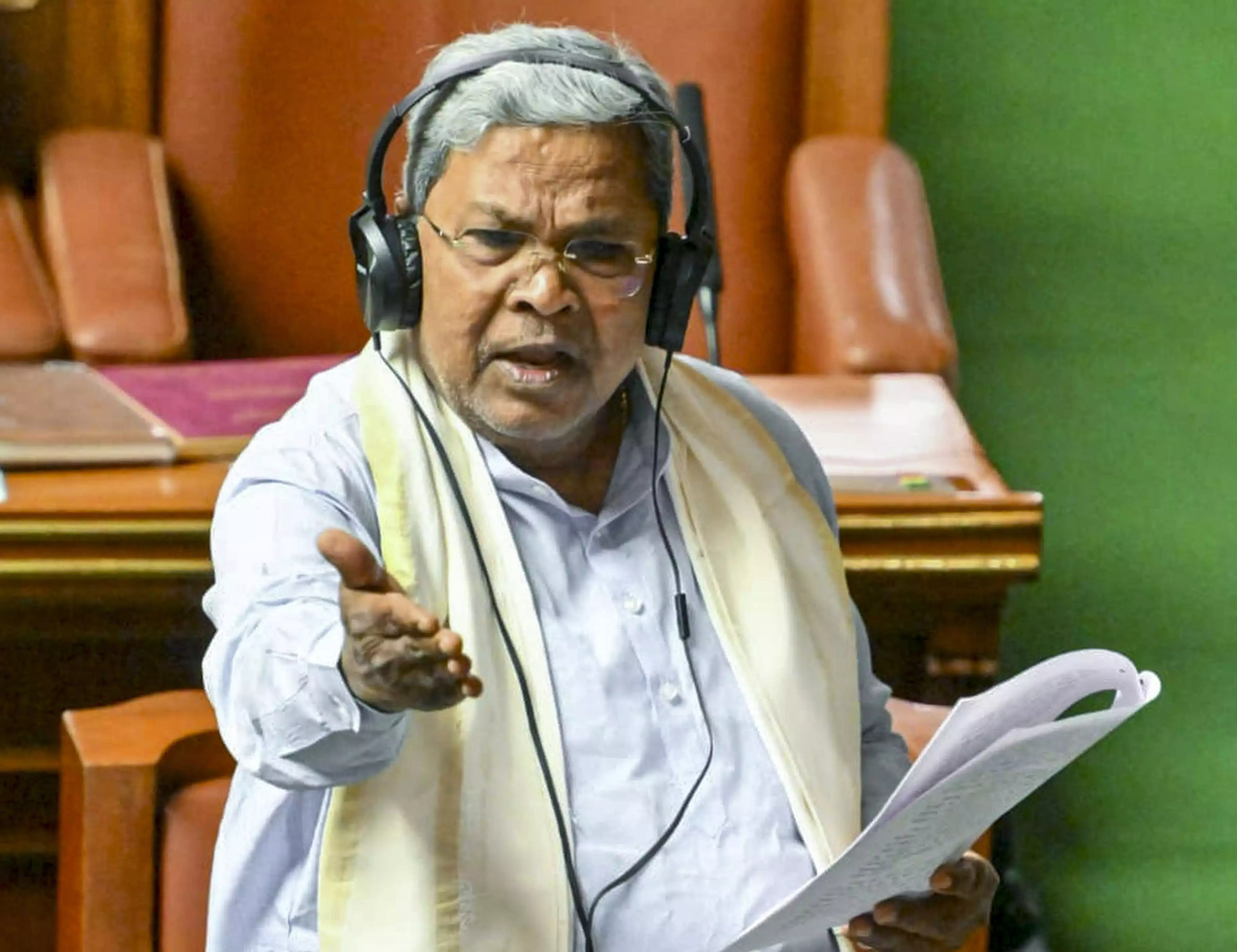 उन्होंने बलात्कारियों का बचाव किया: सिद्दा ने कहा कि उन्हें शिक्षा मंत्री के रूप में कन्नडिगा प्रल्हाद जोशी पर गर्व नहीं है