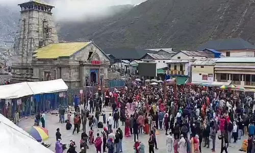 भारी बारिश के बीच भूस्खलन से गौरीकुंड ट्रेकिंग रूट बंद होने के बाद Kedarnath Yatra रोक दी गई भारी बारिश के बीच भूस्खलन से गौरीकुंड ट्रेकिंग रूट बंद होने के बाद Kedarnath Yatra रोक दी गई
