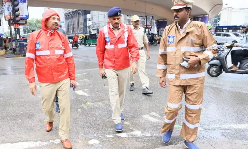 हैदराबाद में भारी बारिश को देखते हुए पुलिस ने सावधानी बरतने की सलाह दी हैदराबाद में भारी बारिश को देखते हुए पुलिस ने सावधानी बरतने की सलाह दी