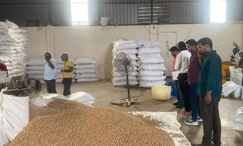 जलपल्ली: अस्वच्छ सोया चंक्स जब्त, अधिकारियों ने कराया नष्ट जलपल्ली: अस्वच्छ सोया चंक्स जब्त, अधिकारियों ने कराया नष्ट