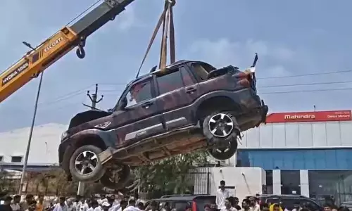 एयरबैग नहीं खुलने से युवक की मौत, शोरूम के सामने स्कॉर्पियो लटककर किया प्रदर्शन एयरबैग नहीं खुलने से युवक की मौत, शोरूम के सामने स्कॉर्पियो लटककर किया प्रदर्शन