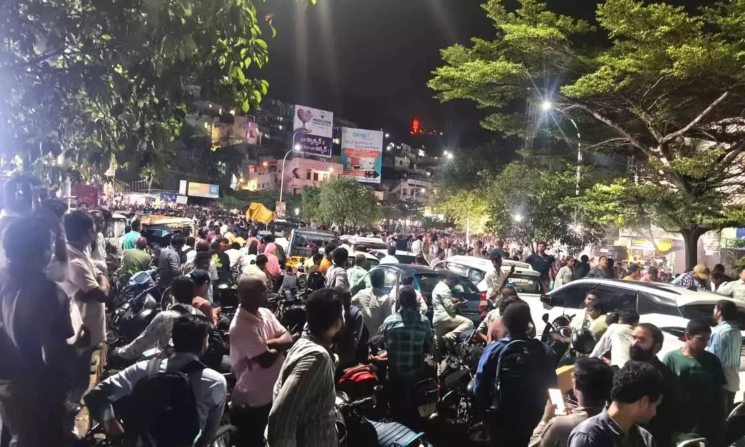 Andhra: यातायात जाम के कारण श्रद्धालु और वाहन चालक घंटों तक सड़कों पर फंसे रहते हैं Andhra: यातायात जाम के कारण श्रद्धालु और वाहन चालक घंटों तक सड़कों पर फंसे रहते हैं