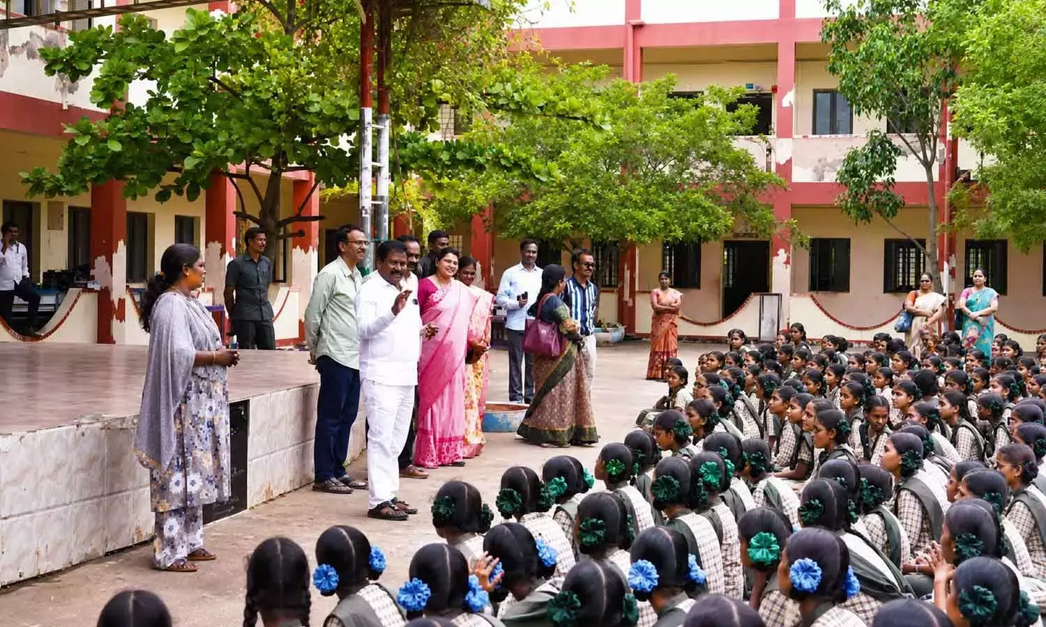 Andhra: श्री बाला ने गुरुकुलम केंद्र में बेहतर स्वच्छता का आह्वान किया Andhra: श्री बाला ने गुरुकुलम केंद्र में बेहतर स्वच्छता का आह्वान किया
