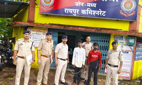 तेलीबांधा मुक्तिधाम के पास गांजा बेचते 2 तस्कर गिरफ्तार