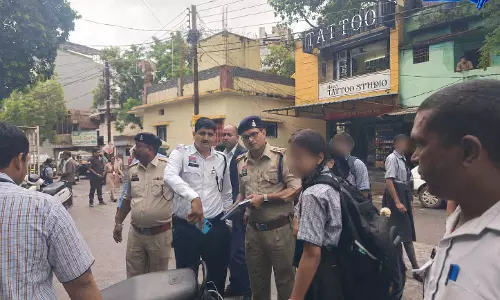 रायपुर में नाबालिग वाहन चालकों पर यातायात पुलिस की सख्ती, 196 मामलों में कार्रवाई रायपुर में नाबालिग वाहन चालकों पर यातायात पुलिस की सख्ती, 196 मामलों में कार्रवाई