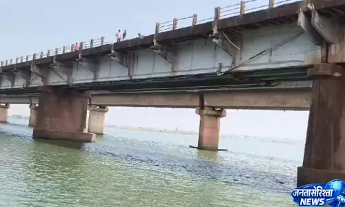 Cuttack में बाढ़ का खतरा बढ़ा, महानदी का जलस्तर बढ़ने से कई सड़कें डूबीं Cuttack में बाढ़ का खतरा बढ़ा, महानदी का जलस्तर बढ़ने से कई सड़कें डूबीं