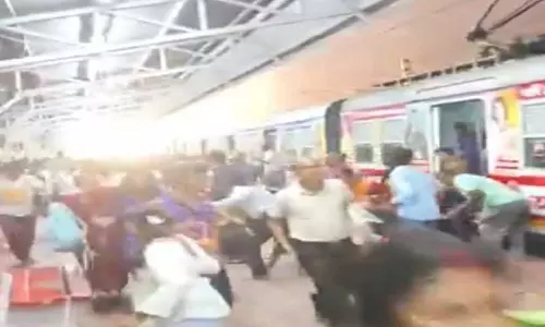 रेलवे स्टेशन में OHE तार टूटने से निकली चिंगारी, यात्रियों में मची अफरा-तफरी