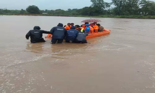 मूसलाधार बारिश और बाढ़ के बीच देवदूत बनी नगरसेना मूसलाधार बारिश और बाढ़ के बीच देवदूत बनी नगरसेना