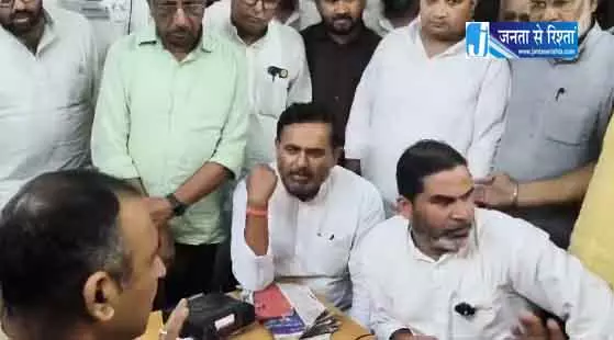 प्रशांत किशोर ने थाने में किया हंगामा, पुलिस अधिकारी के साथ बहसबाजी का आरोप प्रशांत किशोर ने थाने में किया हंगामा, पुलिस अधिकारी के साथ बहसबाजी का आरोप