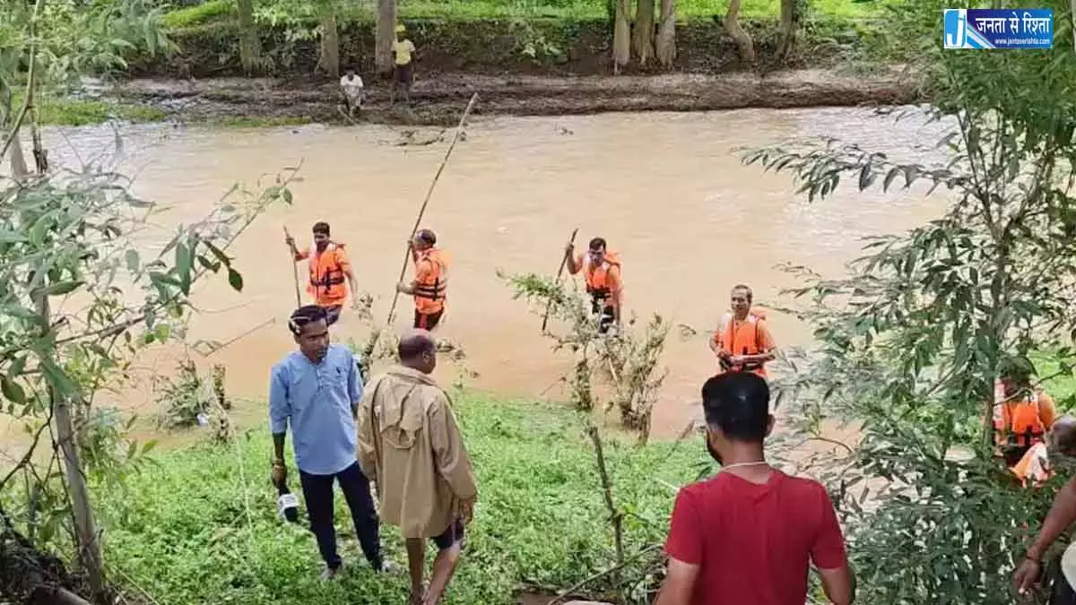 नदी में बहा 10 साल का बच्चा, रेस्क्यू में लगी SDRF की टीम नदी में बहा 10 साल का बच्चा, रेस्क्यू में लगी SDRF की टीम