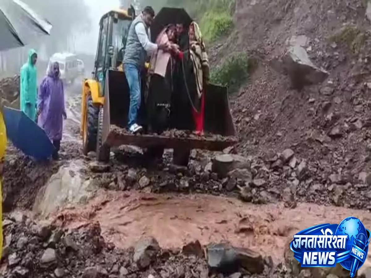 आफत बनी बारिश: कठुआ में बाढ़ से कई गांवों का संपर्क टूटा, जम्मू-श्रीनगर हाईवे बंद आफत बनी बारिश: कठुआ में बाढ़ से कई गांवों का संपर्क टूटा, जम्मू-श्रीनगर हाईवे बंद