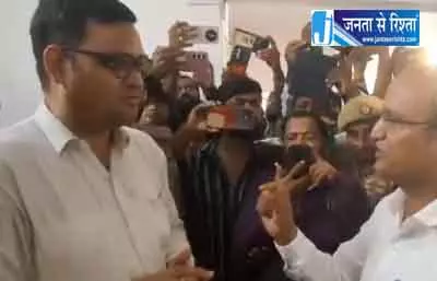 IAS अफसर के आने से पहले दफ्तर में ताला जड़कर भागे कर्मचारी, Video IAS अफसर के आने से पहले दफ्तर में ताला जड़कर भागे कर्मचारी, Video