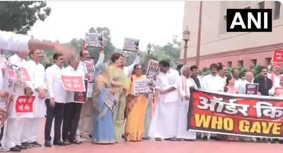 मकर द्वार में फिर कांग्रेस का प्रदर्शन मकर द्वार में फिर कांग्रेस का प्रदर्शन