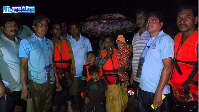 SDRF ने गरियाबंद में बाढ़ में फंसे परिवार की बचाई जान SDRF ने गरियाबंद में बाढ़ में फंसे परिवार की बचाई जान