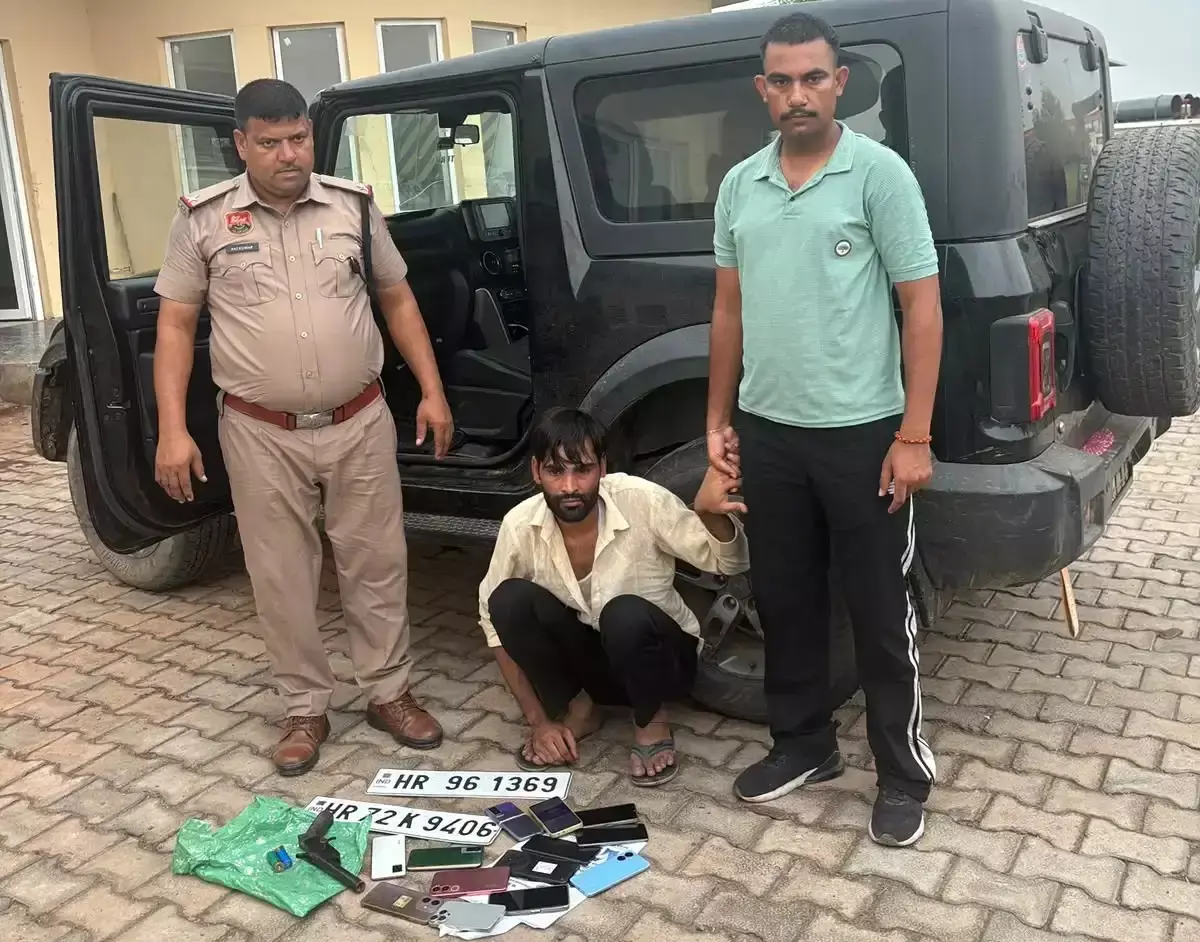 Nuh: नूंह पुलिस को सफलता, हथियार और 13 मोबाइल के साथ आरोपी पकड़ा Nuh: नूंह पुलिस को सफलता, हथियार और 13 मोबाइल के साथ आरोपी पकड़ा