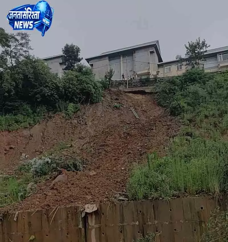 Dharamshala बस स्टैंड पर लैंडस्लाइड का खतरा Dharamshala बस स्टैंड पर लैंडस्लाइड का खतरा