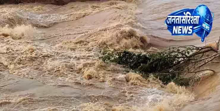 Jajpur नदी का तटबंध टूटा, बढ़ा संकट Jajpur नदी का तटबंध टूटा, बढ़ा संकट