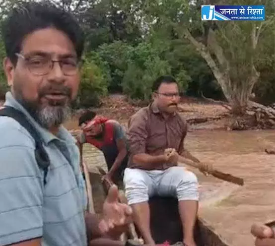 उफान नदी पार कर स्कूल पहुंचा टीचर, हो रही तारीफ उफान नदी पार कर स्कूल पहुंचा टीचर, हो रही तारीफ