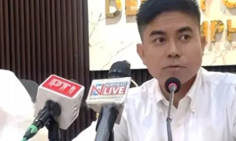 Manipur: इम्फाल वेस्ट में गड़बड़ियों वाले 2.6 लाख वोटर रिकॉर्ड्स का SIR वेरिफिकेशन शुरू Manipur: इम्फाल वेस्ट में गड़बड़ियों वाले 2.6 लाख वोटर रिकॉर्ड्स का SIR वेरिफिकेशन शुरू