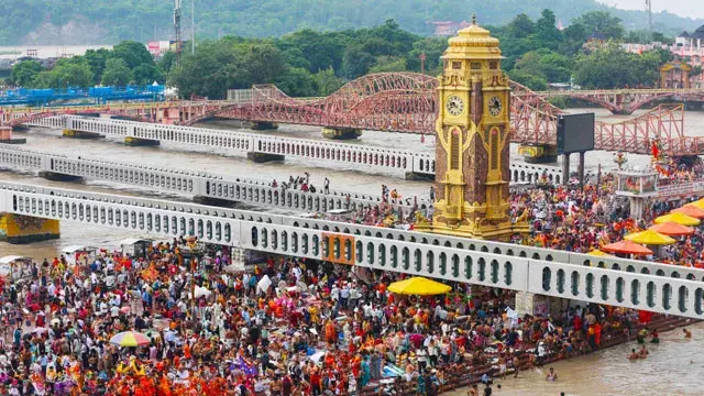 सावन के पवित्र महीने का स्वागत करने के लिए शिव मंदिरों में भक्तों की भीड़ उमड़ पड़ी सावन के पवित्र महीने का स्वागत करने के लिए शिव मंदिरों में भक्तों की भीड़ उमड़ पड़ी