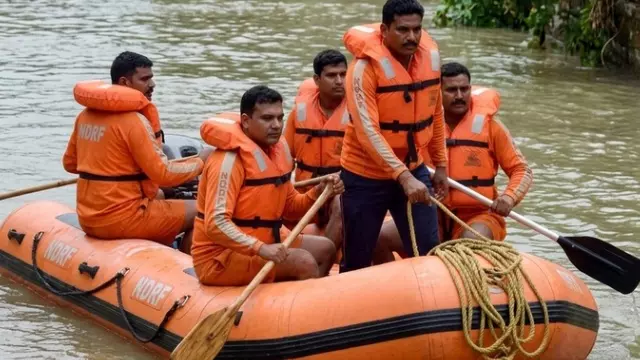 ओडिशा ने बाढ़ प्रभावित ज़िलों में लोगों और मवेशियों को बचाने के लिए NDRF और ODRAF की टीमें भेजीं ओडिशा ने बाढ़ प्रभावित ज़िलों में लोगों और मवेशियों को बचाने के लिए NDRF और ODRAF की टीमें भेजीं