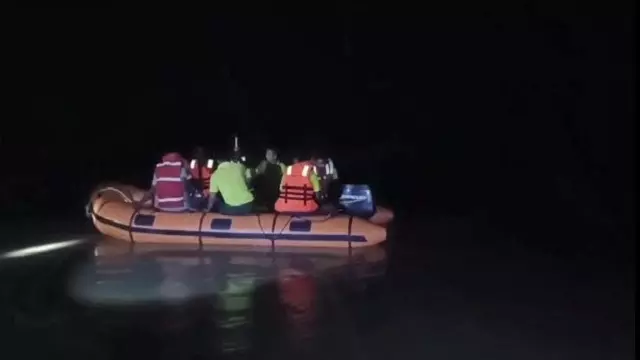 बलंगीर में बाढ़ के पानी में फंसे 13 लोगों को बचाया गया; संबलपुर में पुल गिरने से 30 गांवों का संपर्क टूटा बलंगीर में बाढ़ के पानी में फंसे 13 लोगों को बचाया गया; संबलपुर में पुल गिरने से 30 गांवों का संपर्क टूटा