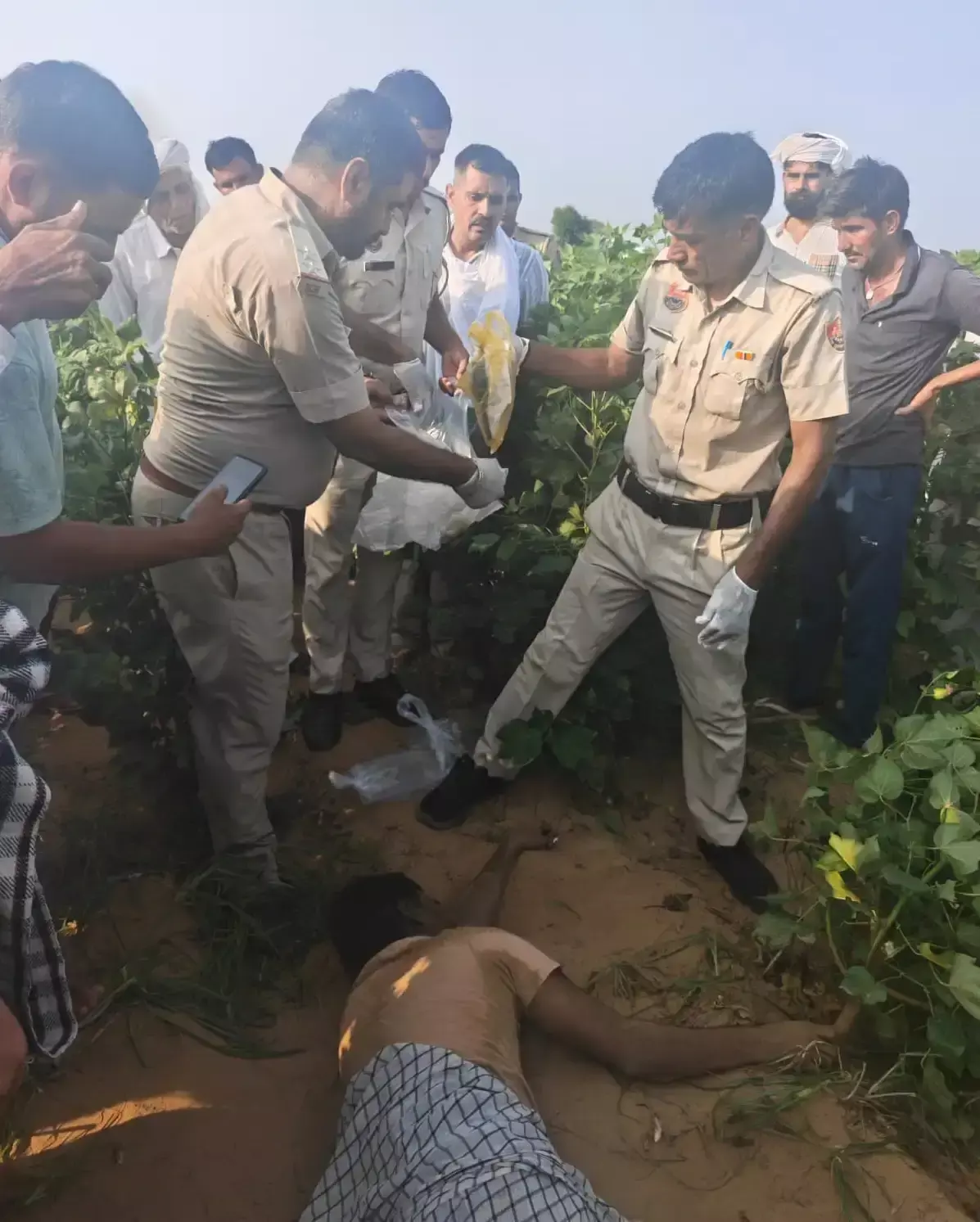 Sirsa: किसान ने की आत्महत्या, कारणों का पता लगाने में जुटी पुलिस Sirsa: किसान ने की आत्महत्या, कारणों का पता लगाने में जुटी पुलिस