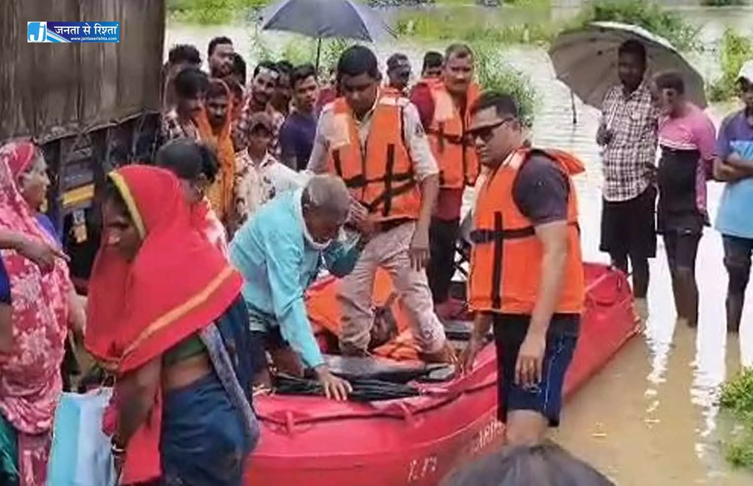आरंग के पास आई बाढ़ में डूबने से 6 लोगों को बचाया गया आरंग के पास आई बाढ़ में डूबने से 6 लोगों को बचाया गया