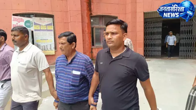 सेवानिवृत्ति से एक दिन पहले नगर निगम के कार्यपालन यंत्री रिश्वत लेते गिरफ्तार सेवानिवृत्ति से एक दिन पहले नगर निगम के कार्यपालन यंत्री रिश्वत लेते गिरफ्तार