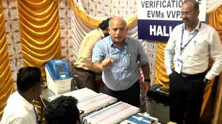कोलाथुर में दूसरे दिन EVM सत्यापन जारी कोलाथुर में दूसरे दिन EVM सत्यापन जारी