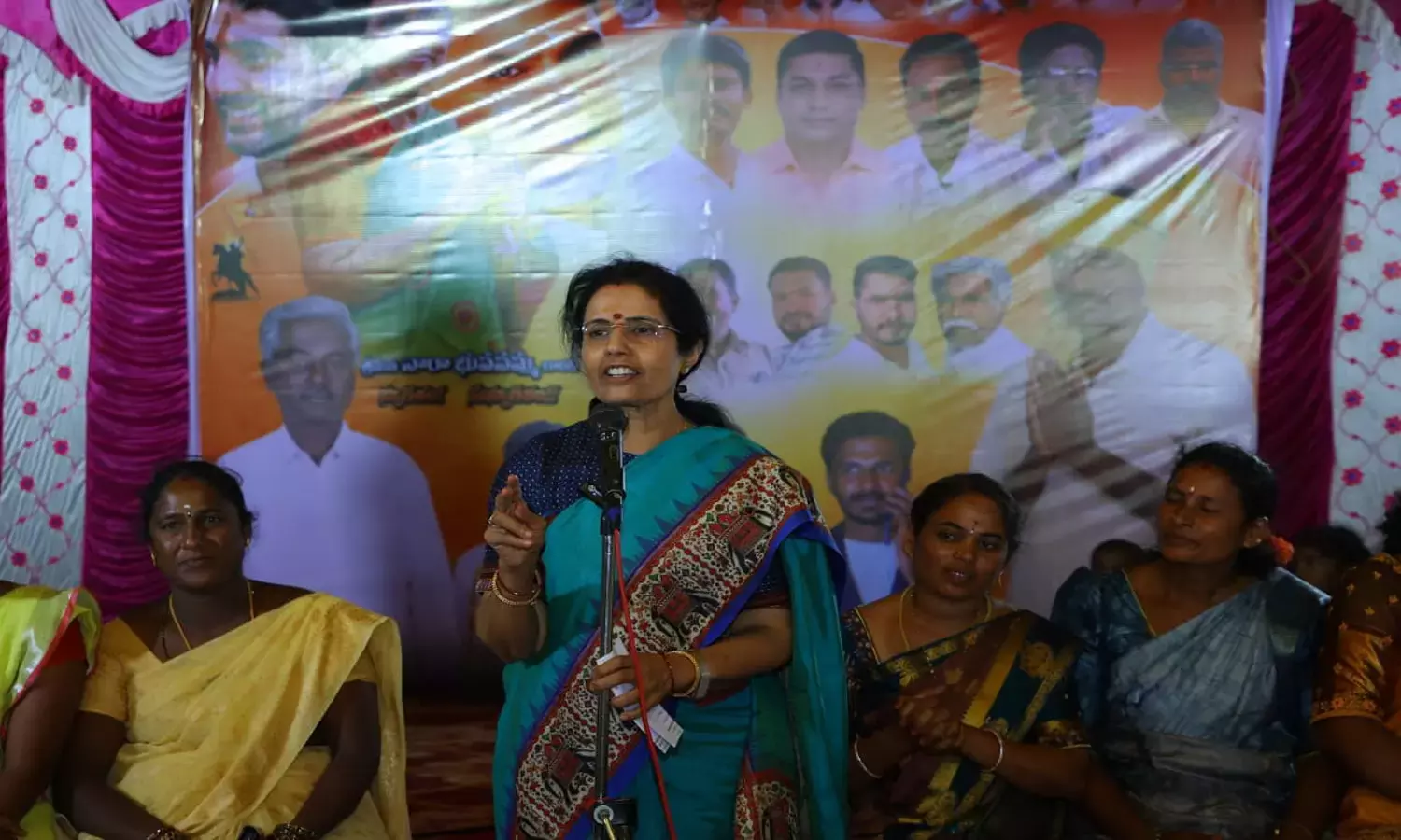 Andhra: भुवनेश्वरी ने राजनेताओं से कहा कि वे अपनी राजनीतिक लड़ाई में महिलाओं को न घसीटें Andhra: भुवनेश्वरी ने राजनेताओं से कहा कि वे अपनी राजनीतिक लड़ाई में महिलाओं को न घसीटें