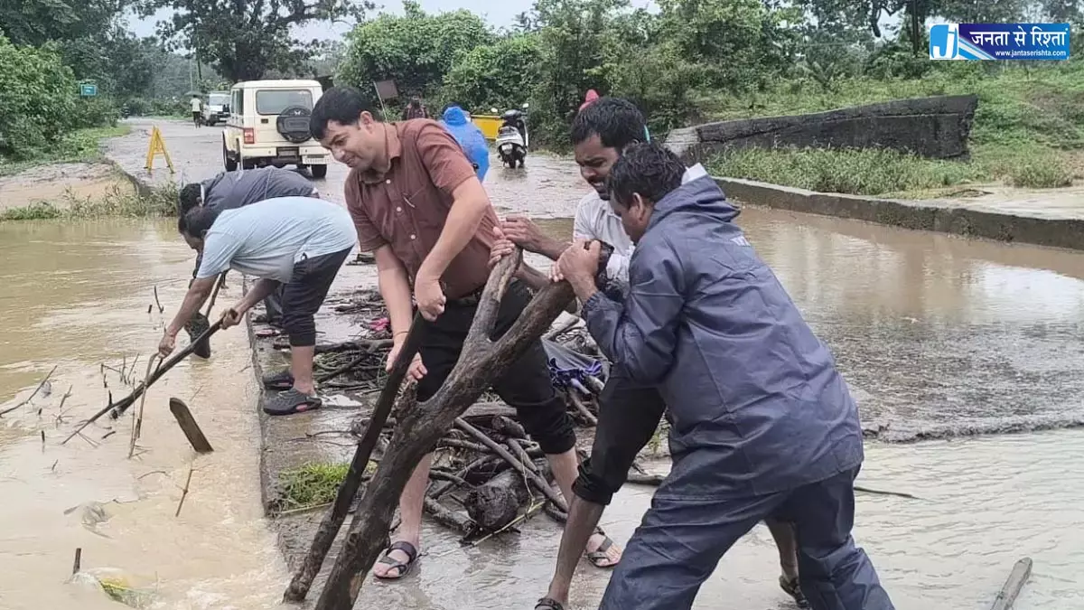 बीजापुर में बाढ़, राहत कार्य में तहसीलदार स्वयं उतर पड़े बीजापुर में बाढ़, राहत कार्य में तहसीलदार स्वयं उतर पड़े