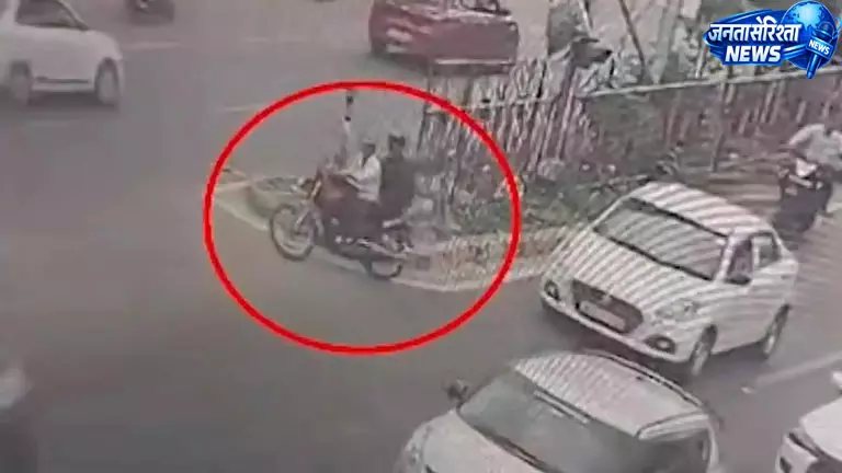 बेंगलुरु में टायर पंचर गैंग का पर्दाफाश, सड़क पर कीलें बिछाकर करते थे कमाई बेंगलुरु में टायर पंचर गैंग का पर्दाफाश, सड़क पर कीलें बिछाकर करते थे कमाई
