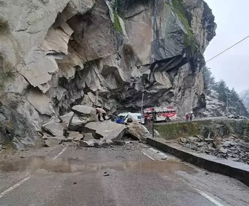 Kargil: अकचमल के पास लैंडस्लाइड, हाईवे पर यातायात ठप Kargil: अकचमल के पास लैंडस्लाइड, हाईवे पर यातायात ठप