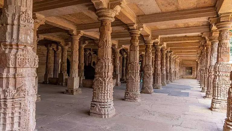 भोजशाला परिसर से सटी दरगाह के पास शुक्रवार की नमाज की अनुमति भोजशाला परिसर से सटी दरगाह के पास शुक्रवार की नमाज की अनुमति